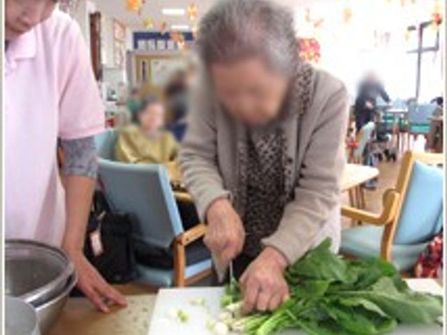 料理を楽しむ様子のラウンジ ラウンジ お料理を通じて交流できる明るい空間です。仕事の一環として楽しんでいただけます。