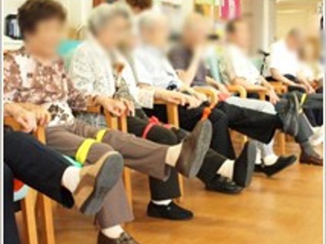 リハビリ中の風景 機能訓練室 利用者がリハビリを楽しみながら行っております。和やかな雰囲気で協力し合う様子が見受けられます。