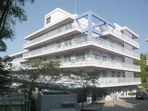 白い建物の外観  