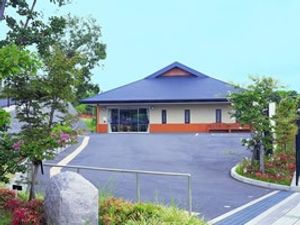 緑に囲まれた建物外観  
