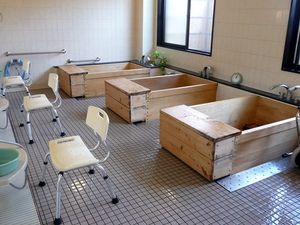 木製浴槽の浴室  