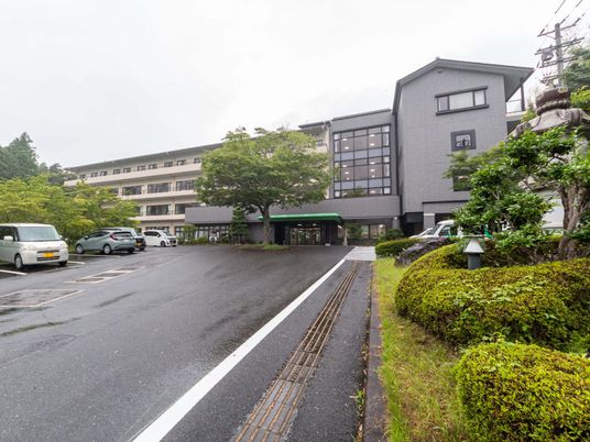 緑が映える外観