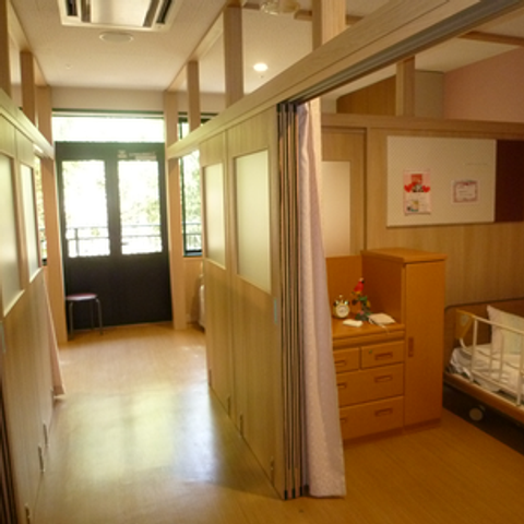 光が差し込む廊下 廊下 明るい自然光が差し込む廊下です。プライバシーに配慮された設計がされています。