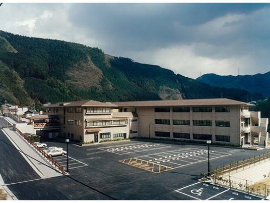 山あいに建つ建物外観  