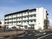 白い壁の明るい建物外観