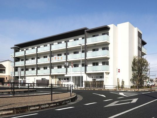 白い壁の明るい建物外観