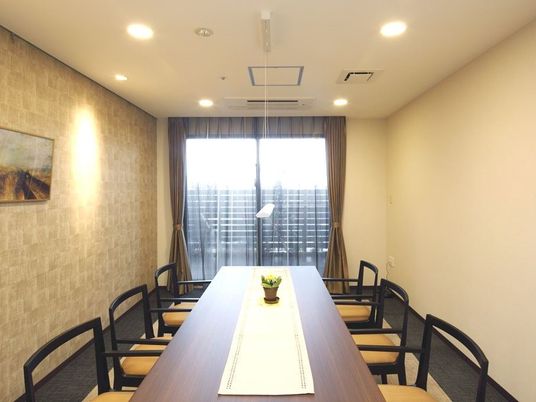 会議テーブルがある部屋