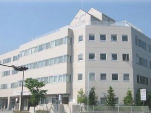 白い建物外観  