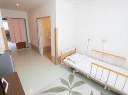 白壁にベッドのある部屋