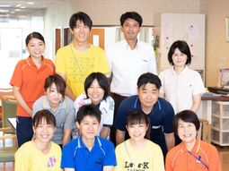 明るいスタッフの集合写真