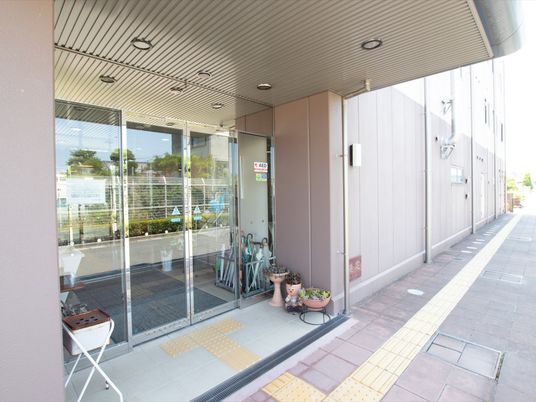 明るい建物のエントランス