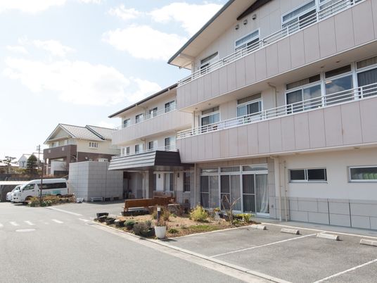 明るい建物の外観