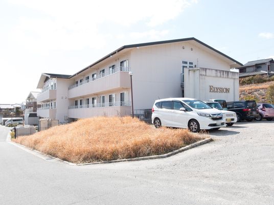 明るい建物外観の施設
