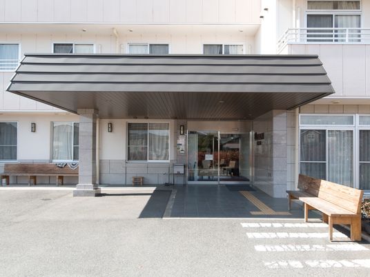 明るい施設のエントランス