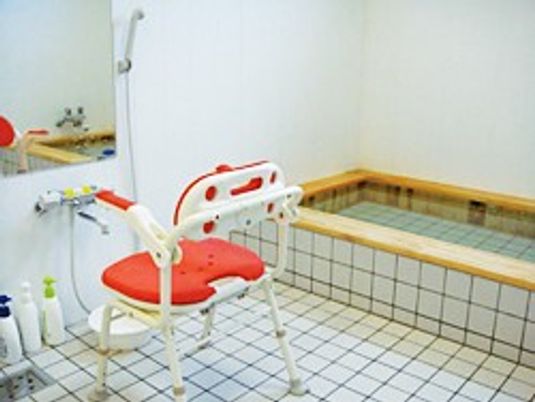 明るい浴室の介助椅子  