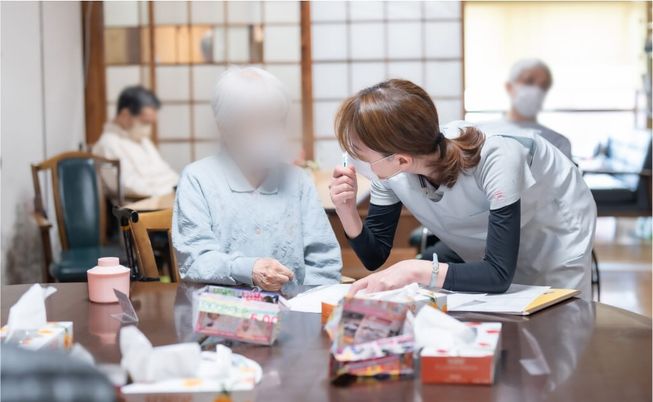 和やかな交流の室内