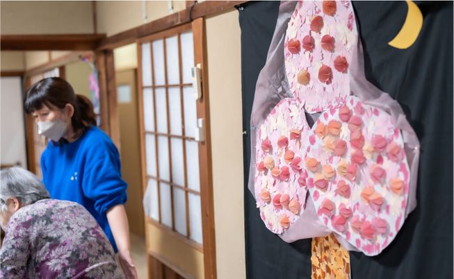 和紙飾りと職員の様子