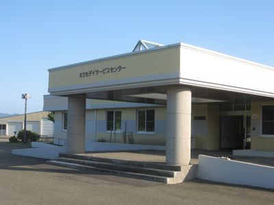 広い玄関の建物外観