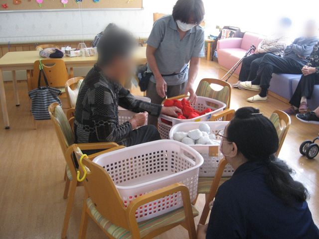 和やかな活動の場 ラウンジ 広々としたラウンジでは、利用者の方々が笑顔でリラックスしながら楽しく活動に参加されています。