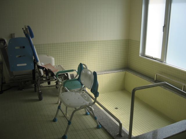 清潔な浴室 浴室 広々とした清潔な空間に、介助用の設備が整っています。自然光が差し込む快適なバスルームです。