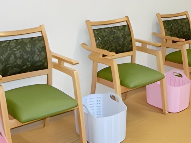 座れる椅子とカゴの内観 内観   快適に過ごせる柔らかな座面と足元のカゴが用意されており、使いやすい空間です。