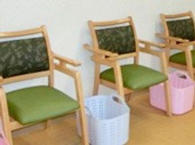 座れる椅子とカゴの内観