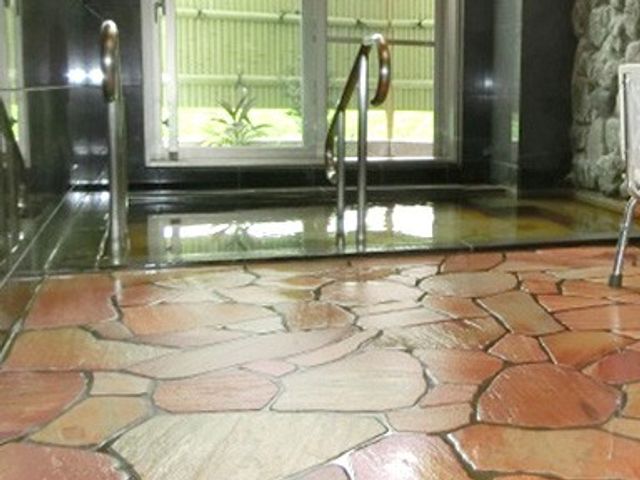 温泉風呂 浴室 落ち着いた雰囲気の浴場で、ゆったりとした時間を過ごすことができます。リラックスした職場環境を感じられます。