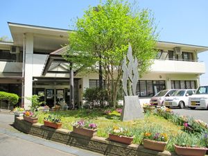 花壇のある正面外観  