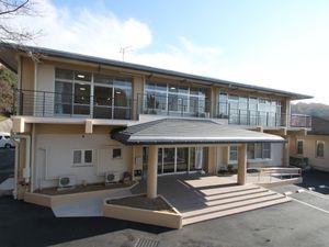 明るい外観の建物  