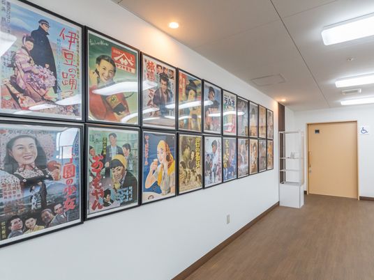 懐かしい映画ポスターの廊下