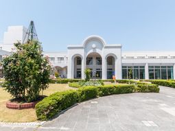 広い庭のある建物外観