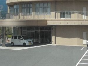 駐車場と建物外観