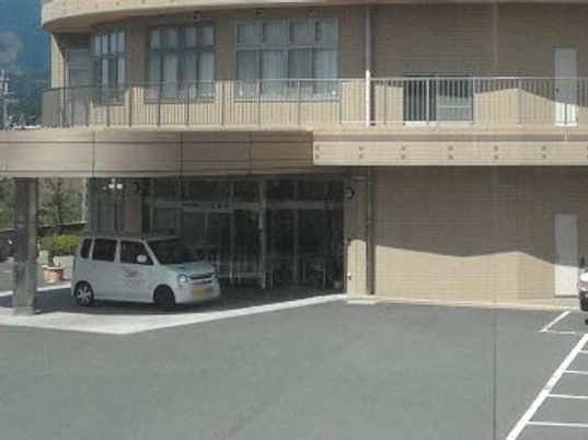 駐車場と建物外観