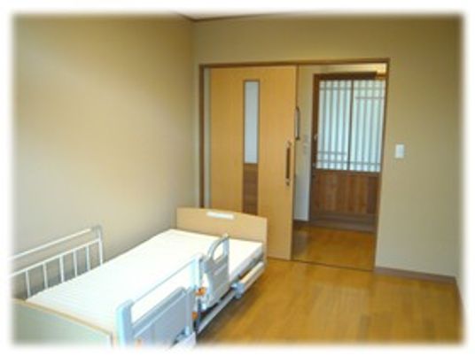 明るい居室のベッドと扉  
