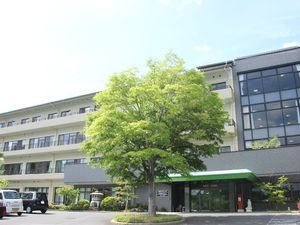 緑の木と建物の外観