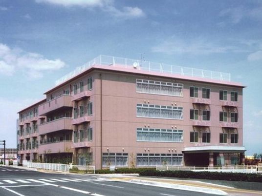 ピンク色の大型建物