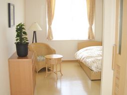 明るい居室の風景