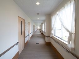 明るい廊下風景
