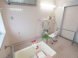 バリアフリー設計の浴室