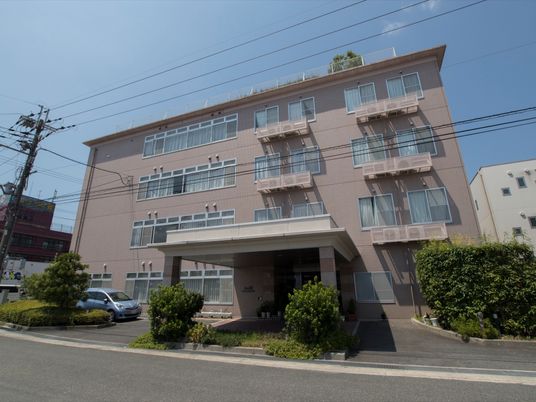多階層の建物の外観