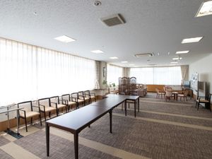 広々とした明るい食堂