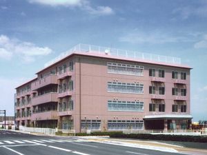 ピンクの建物の外観