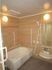 サムネイル 施設の写真 「介護付有料老人ホーム あんしん館」の浴室。木目をと滑りにくいタイルを設置し、上品な浴室を整えている。