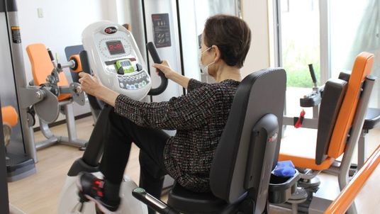 トレーニング機器のある室内