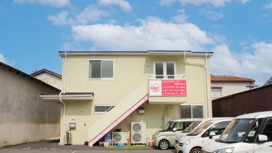 駐車場のある建物外観