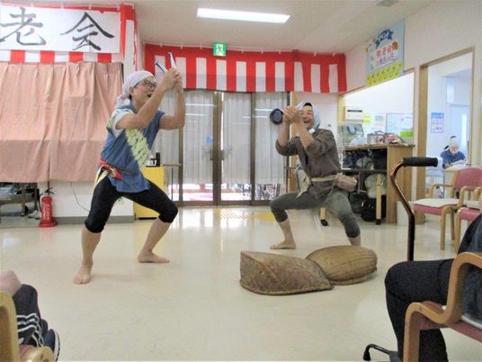 演奏を楽しむ広間