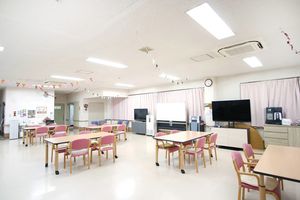 広々とした明るい食堂