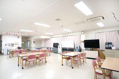 広々とした明るい食堂