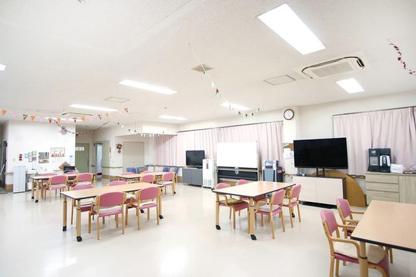 広々とした明るい食堂