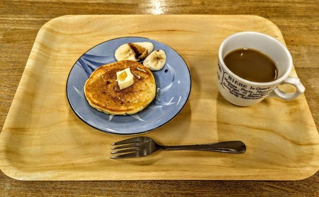 パンケーキのあるトレイ